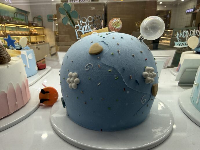 水色の球体のケーキ