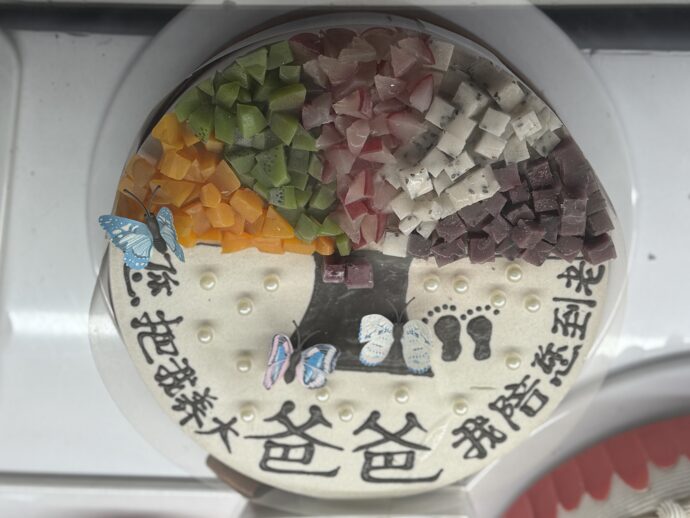 カットフルーツが乗せられたケーキ