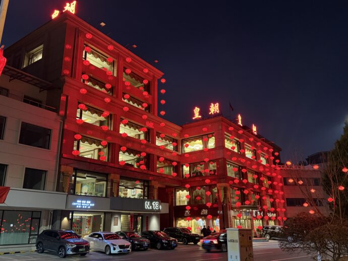 赤いライトアップの建物