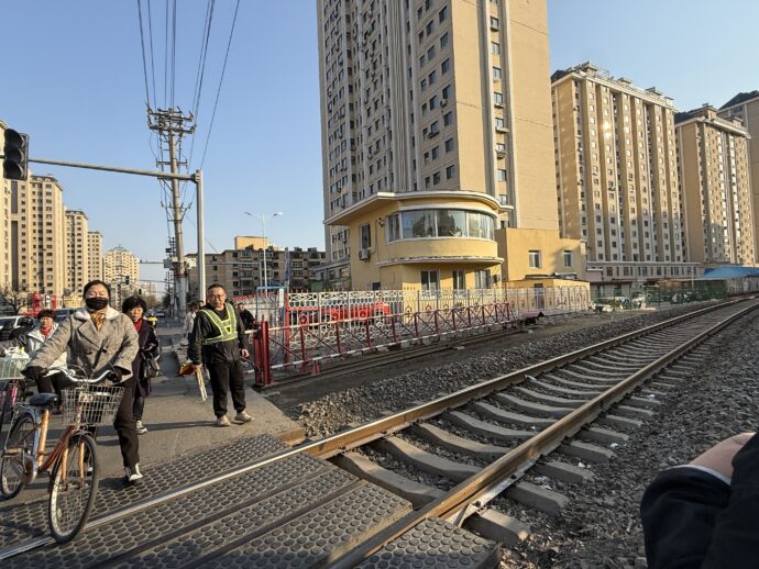 踏切係が待機する踏み切り