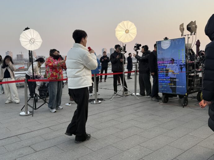 動画撮影する男性