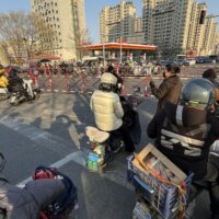 踏切待ちの人々