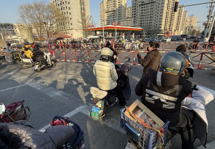 踏切待ちの人々