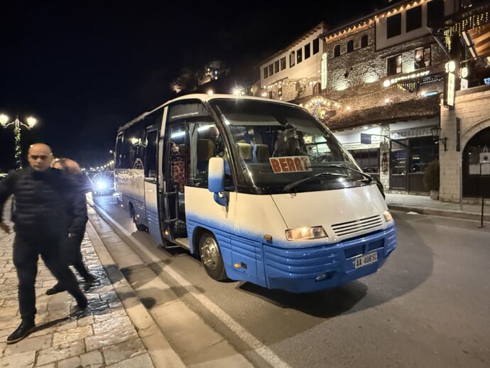 到着したミニバス