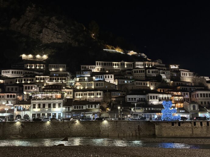 夜のベラトの町並み