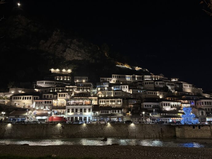 夜のベラトの町並み