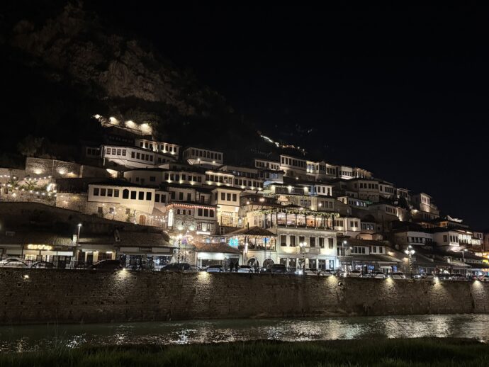 夜のベラトの町並み