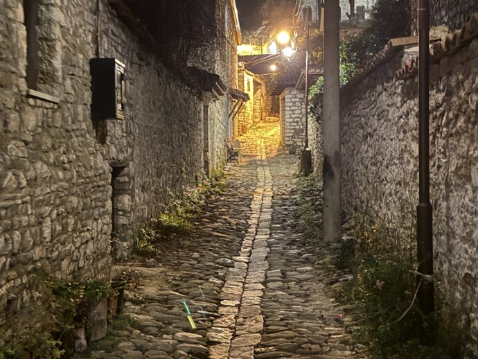 ライトアップされた石畳の道