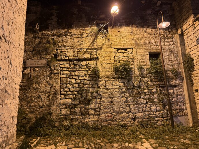 ライトアップされた石畳の道