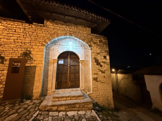 ライトアップされた石畳の道