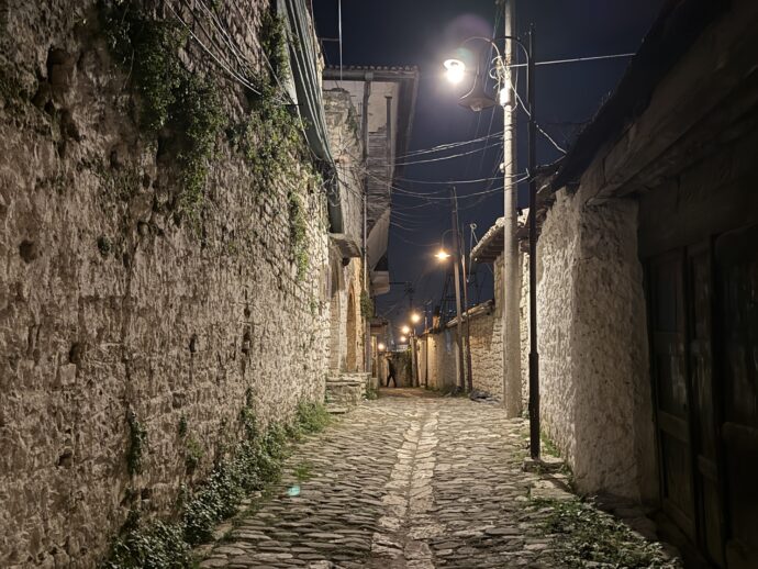 ライトアップされた石畳の道