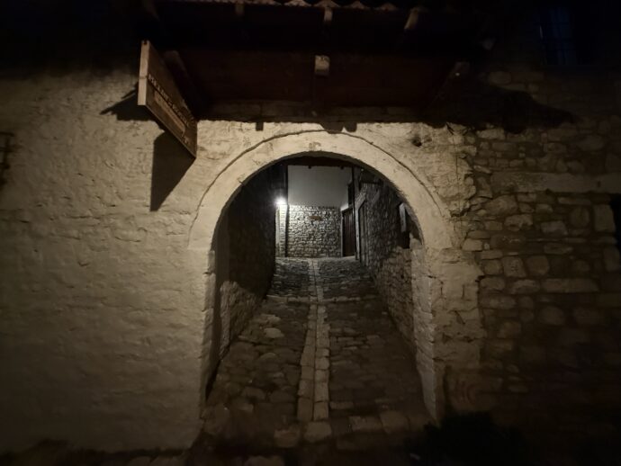 ライトアップされた石畳の道