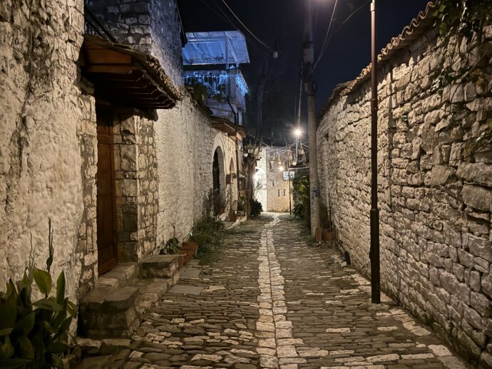 ライトアップされた石畳の道