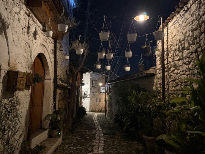 ライトアップされた石畳の道