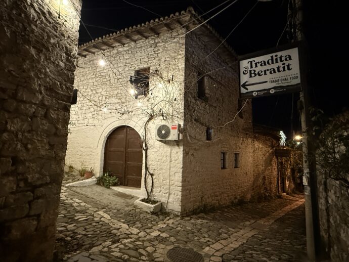 ライトアップされた石畳の道