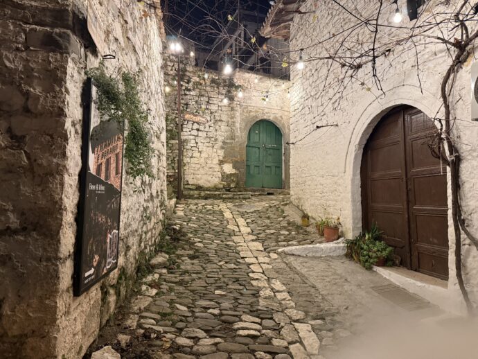 ライトアップされた石畳の道