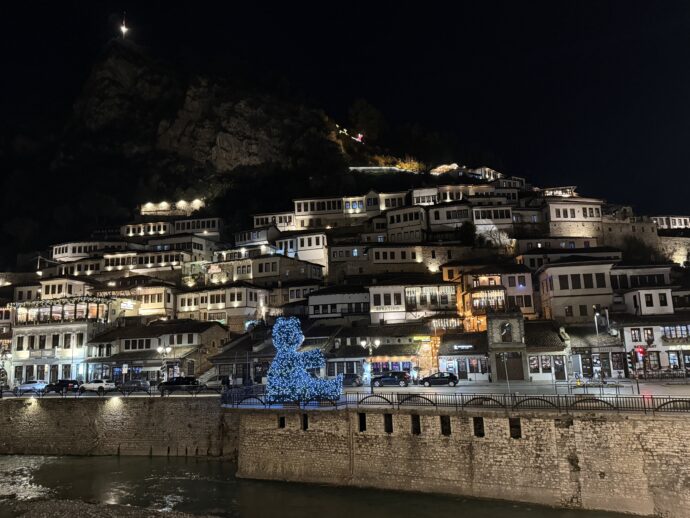 夜のベラトの町並み