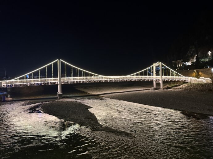 ライトアップされた橋