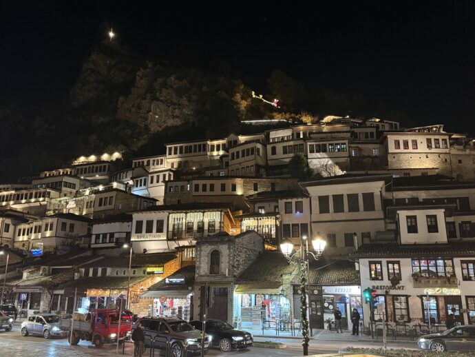 夜のベラトの町