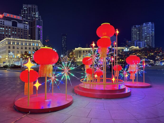 赤いモニュメント