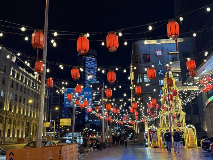 赤い提灯の吊るされた道