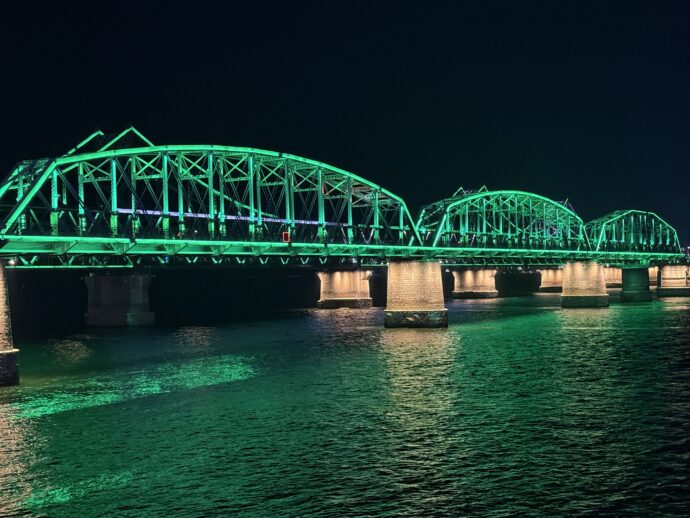 緑のライトの鴨緑江大橋