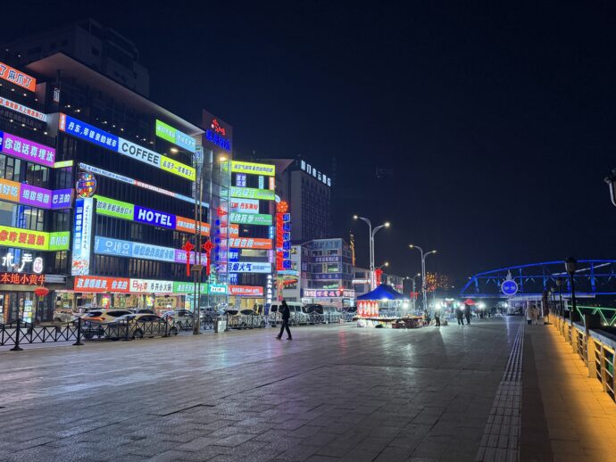 虹色カラーの建物