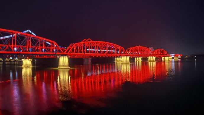 赤のライトの鴨緑江大橋