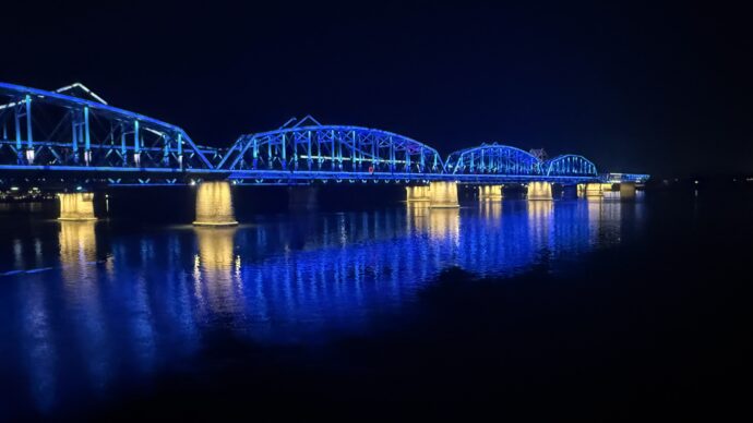 青のライトの鴨緑江大橋