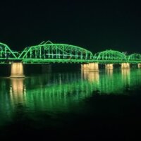 緑のライトの鴨緑江大橋