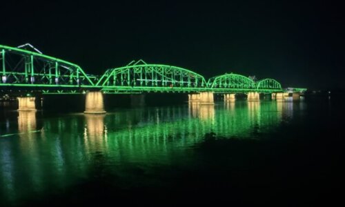 緑のライトの鴨緑江大橋