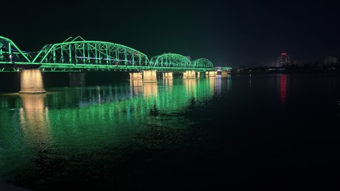 緑のライトの鴨緑江大橋