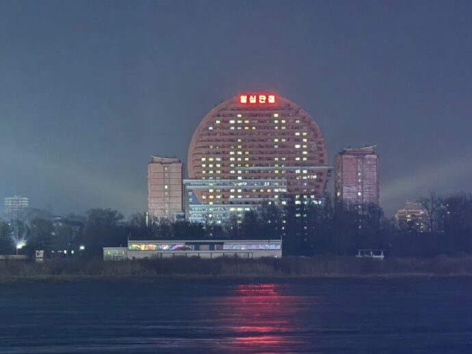 夜の北朝鮮のビル