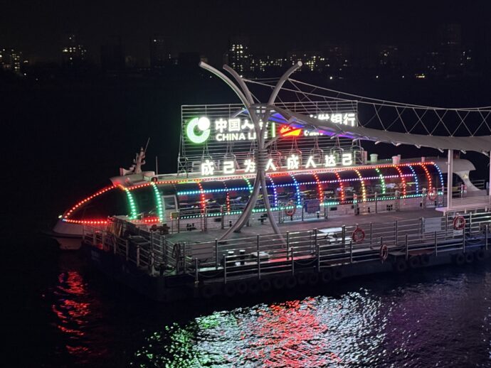 ギラギラした遊覧船