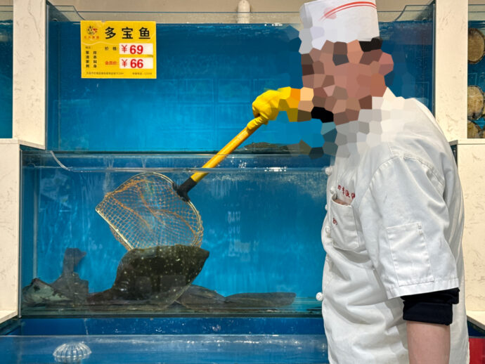 水槽の前の調理人