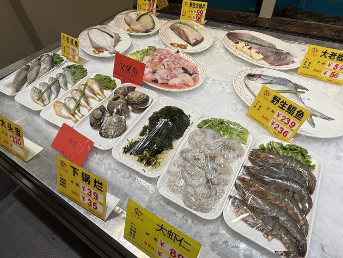 並んだ魚介類
