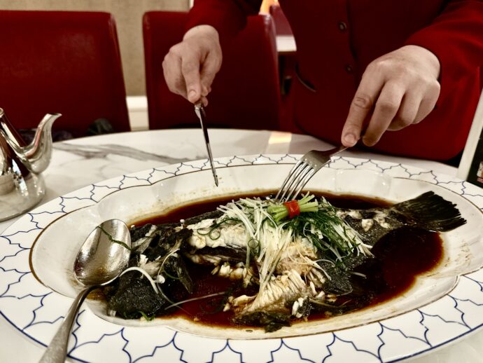 切り分けてくれる店員さん