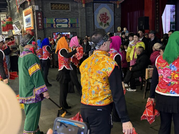 衣装を着た人たち