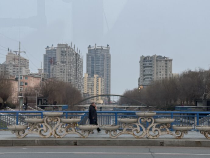 丹東の街を歩く男女