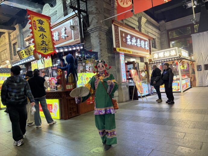 緑色の衣装の男性