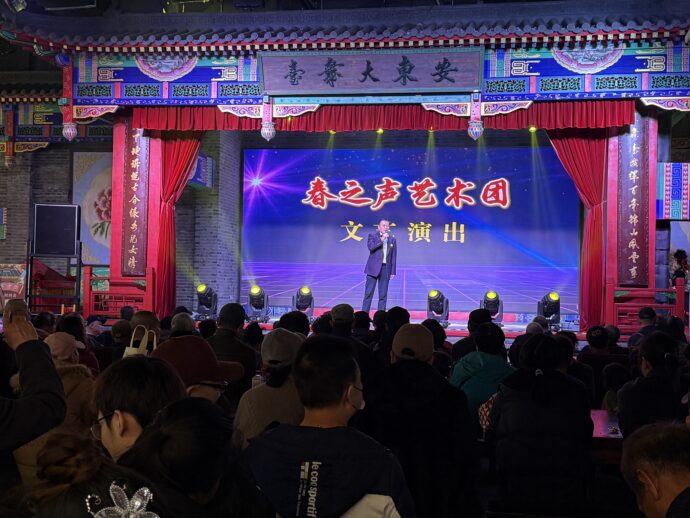 ステージで歌う歌手