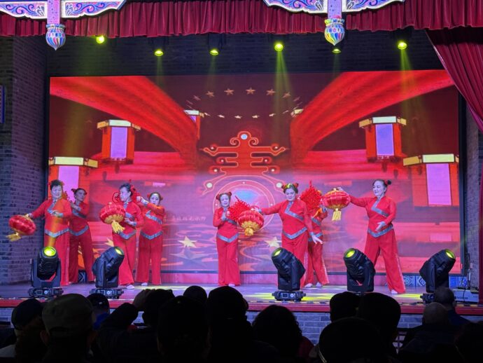 赤い衣装の女性