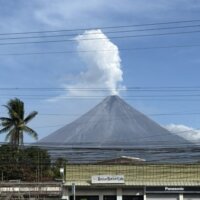 噴煙をだすマヨン火山