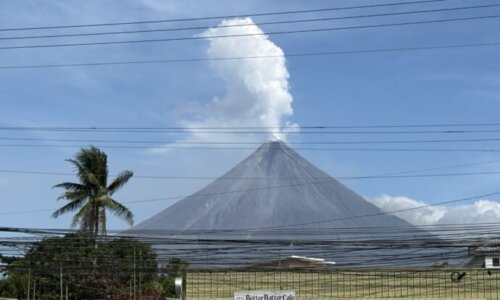 噴煙をだすマヨン火山