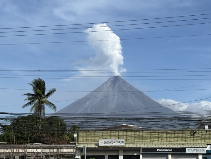 噴煙をだすマヨン火山