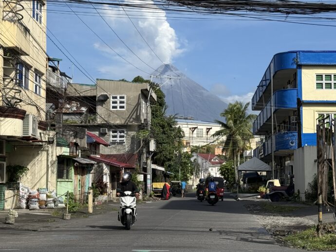 マヨン火山の見える道