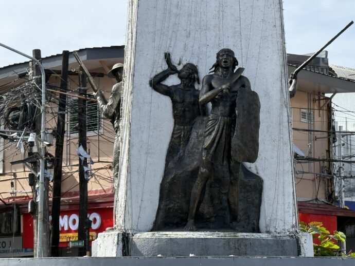 戦没者慰霊塔の彫刻