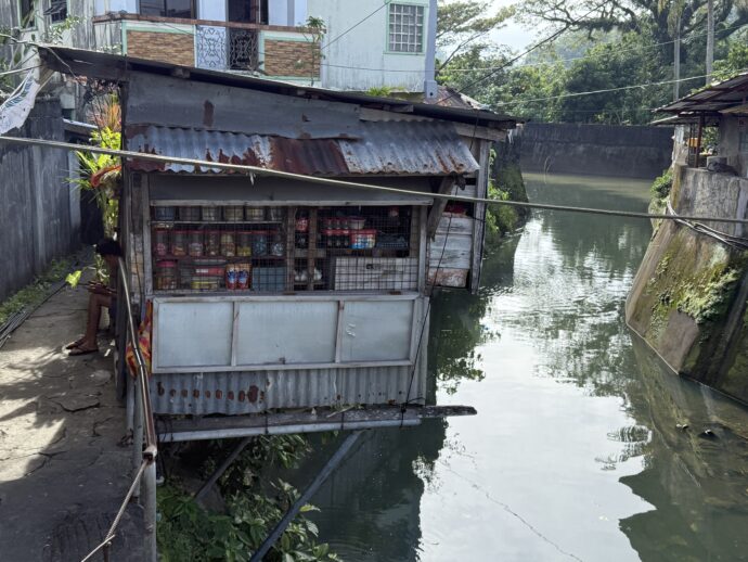 川に立つ違法建築