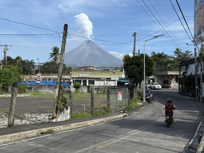噴煙をだすマヨン火山