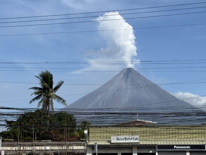 噴煙をだすマヨン火山